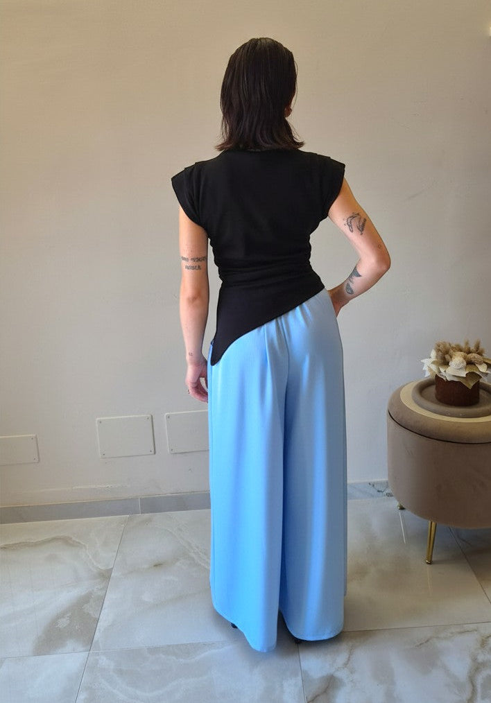 T-shirt con spallina imbottita