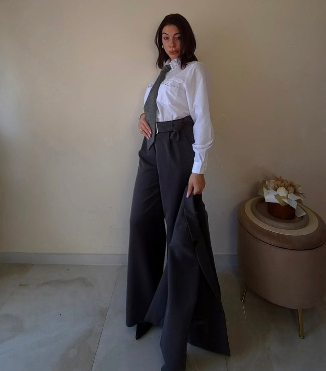 Modella indossa la camicia bianca Claure Mode in cotone con colletto e tasche decorate da strass e borchie