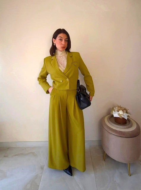Modella indossa giacca corta gessata verde oliva Claure Mode con spalline imbottite e chiusura doppio petto