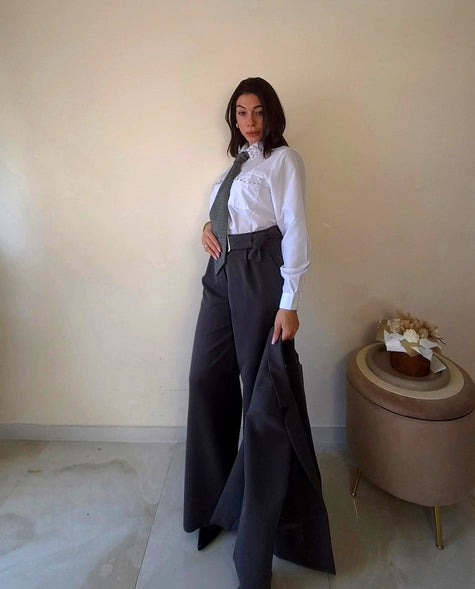 Modella indossa pantalone Claure Mode Back to office wide leg grigio elasticizzato con cintura regolabile