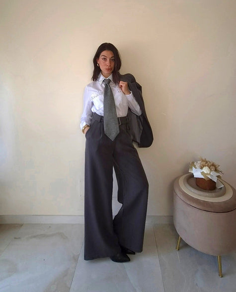 Modella Claure Mode indossa pantalone wide leg grigio elasticizzato con cintura regolabile in stile office