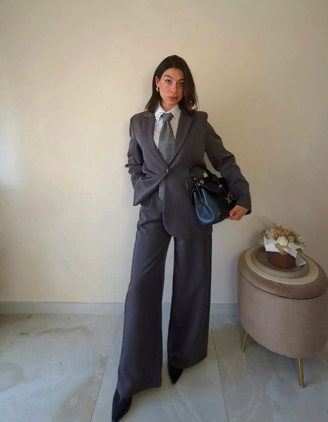 Pantalone wide leg grigio elasticizzato con cintura regolabile. 
La modella indossa la taglia S/M