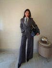 Pantalone wide leg grigio elasticizzato con cintura regolabile. 
La modella indossa la taglia S/M