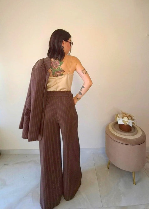 Tailleur Claure Mode marrone gessato con giacca monopetto e pantalone a palazzo indossato da una modella
